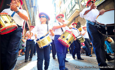 Pasacalles con gigantes y cabezudos en Fiestas de Bilbao