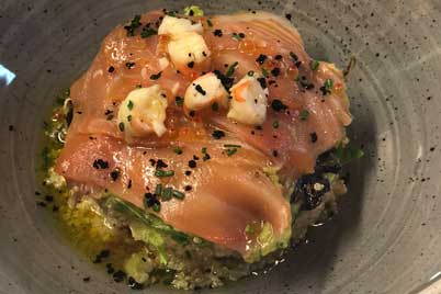 Ensalada de quinoa con aguacate y salmon ahumado