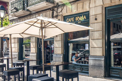 Terraza exterior del Café Iruña en Bilbao