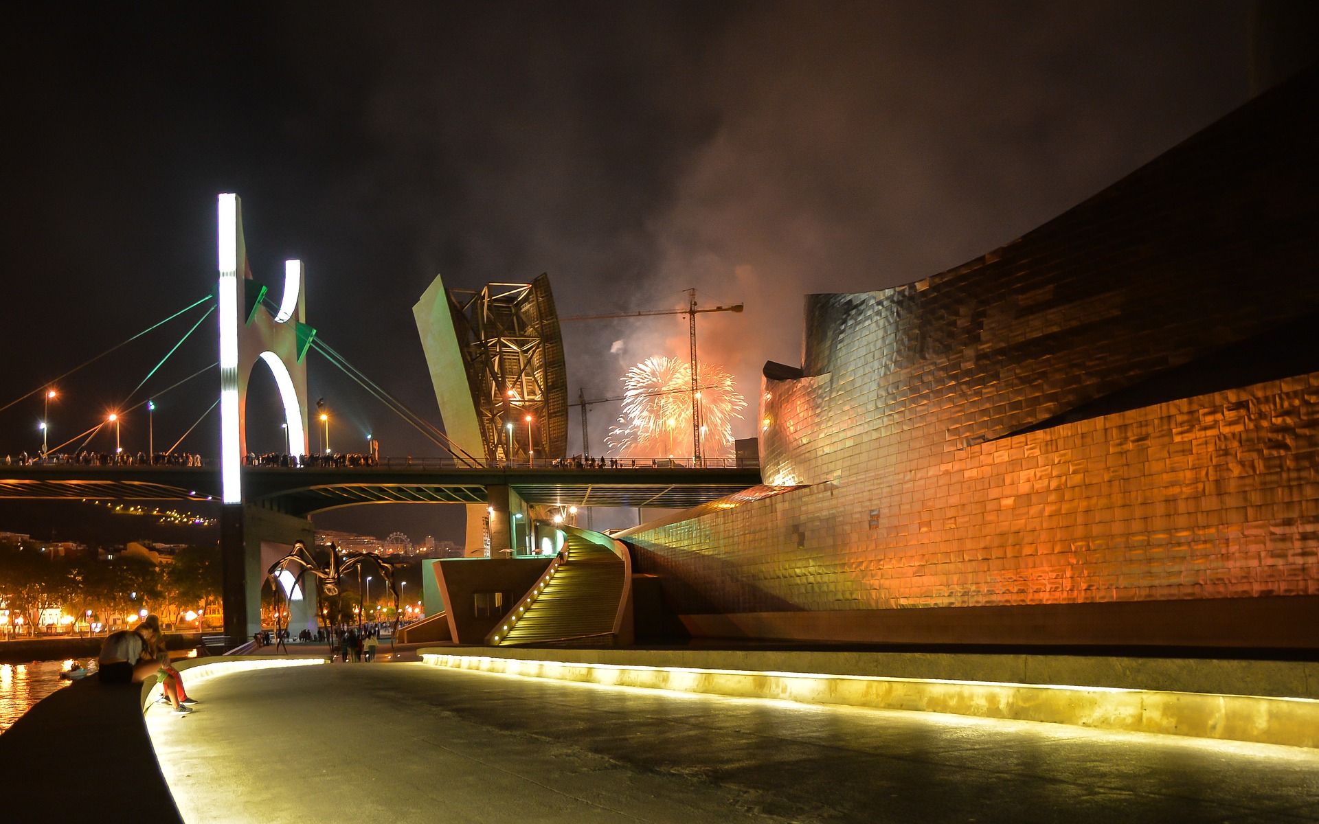 Museo Guggenheim de Bilbao por la noche