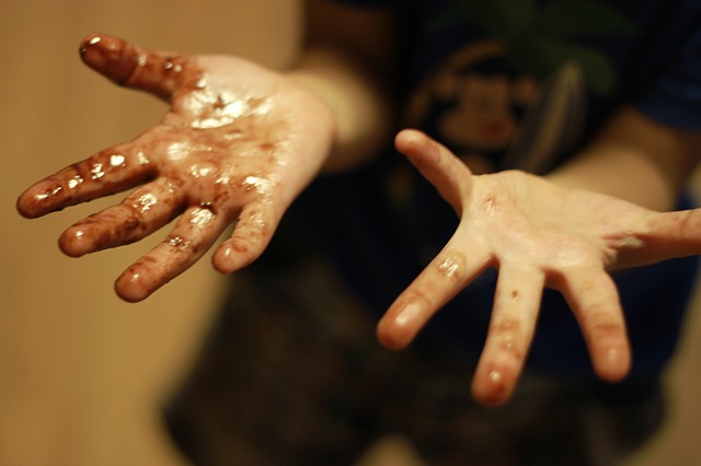 Niño con manos sucias